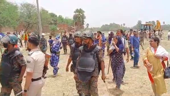 अतिक्रमण पर चला प्रशासन का बुलडोजर, जमकर हुआ हंगामा, लोगों ने कहा चुनावी रंजिश में टूट रहा घर