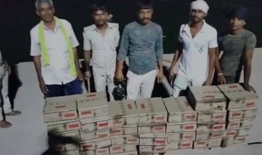 शराब तस्करों पर उत्पाद विभाग की नकेल, 36 कार्टून अंग्रेज़ी शराब के साथ कई तस्कर को दबोचा