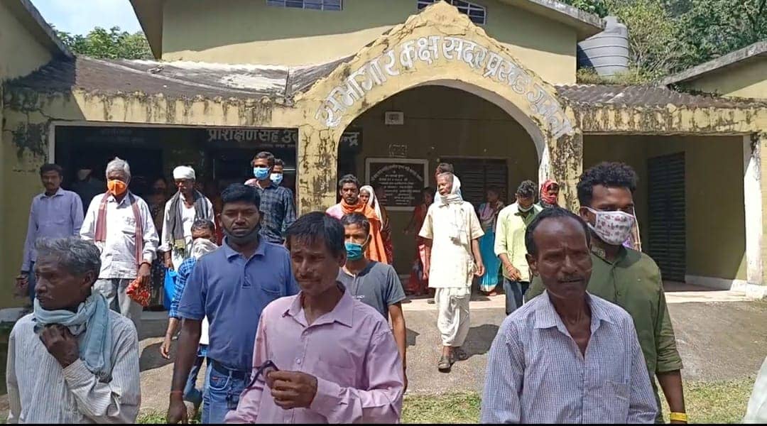 गुमला में पैसे लेने से मुकरे ग्रामीण, फिर साहब के आश्वासन के बाद बनी बात, पढ़िए क्या है मामला