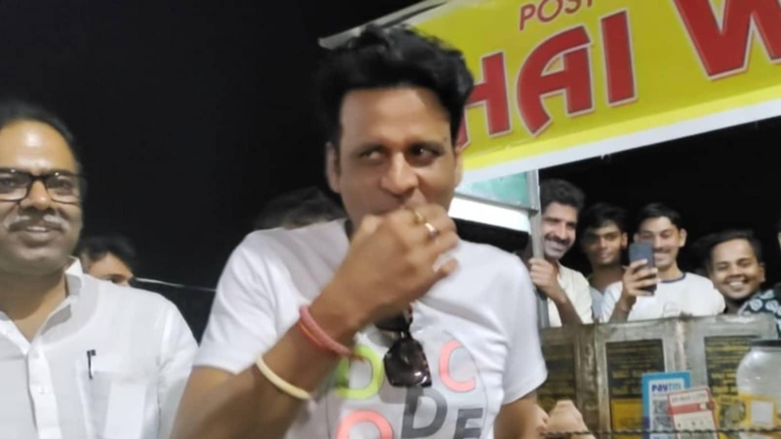 जब पोस्ट ग्रेजुएट चाय वाली के स्टॉल पर चाय की चुस्की लेने पहुंचे एक्टिंग किंग मनोज वाजपेयी, देखिये तब क्या हुआ