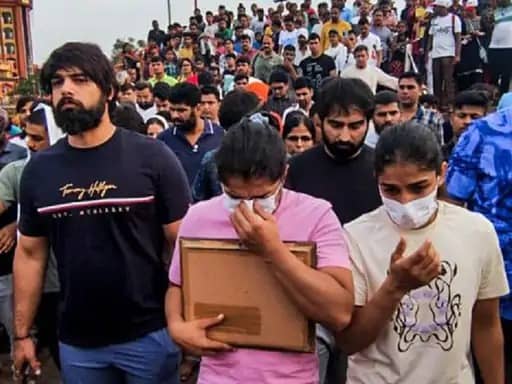 देश का खून पानी हो गया, सरकार ने एक बलात्कारी को दे दी क्लीन चिट, बृजभूषण सिंह मामले में विभरे पप्पू यादव