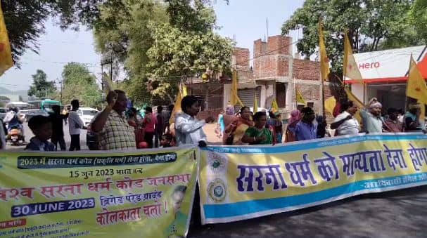 जमशेदपुर: आदिवासी सेंगल अभियान के भारत बंद का दिखा असर,  घंटो टाटा-हाता मुख्य सड़क किया जाम