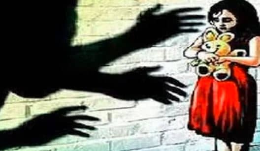 टीचर ने 8 साल की बच्ची के साथ किया कुकर्म, जब बच्ची ने परिजनों को बताई सच्चाई, तो टीचर के साथ ये हुआ