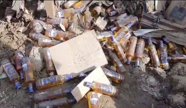 नहर खुदाई के दौरान एक ट्रक शराब की पेटियां बरामद, माफियाओं के एक बड़े कनेक्शन का पर्दाफाश