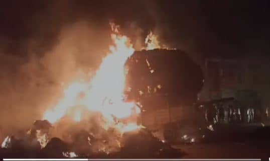 आग का कहर! धू-धूकर जला पुआल लदा पिकअप वैन, जानें चालक ने कैसे बचाई जान