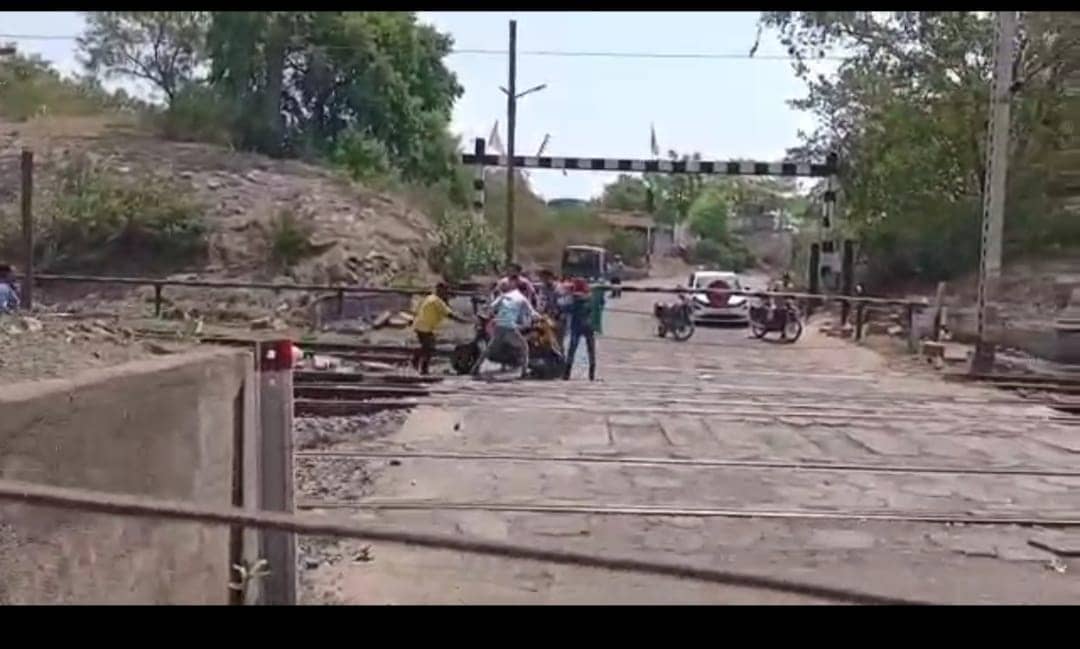 धनबाद : हम नहीं सुधरेंगे -जान जोखिम में डालकर भी रेलवे ट्रैक पार करेंगे ही 