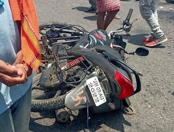 सड़क हादसे में दो युवकों की दर्दनाक मौत, मची अफरा तफरी,जानें कहां के रहनेवाले थे युवक