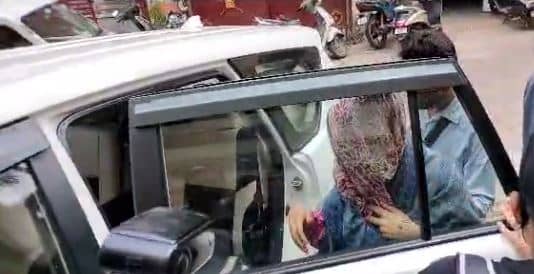 घूंघट की आड़ में कोर्ट पहुंची अमीषा पटेल, चेक बाउंस के मामले में फिल्म अभिनेत्री ने कोर्ट में किया सरेंडर