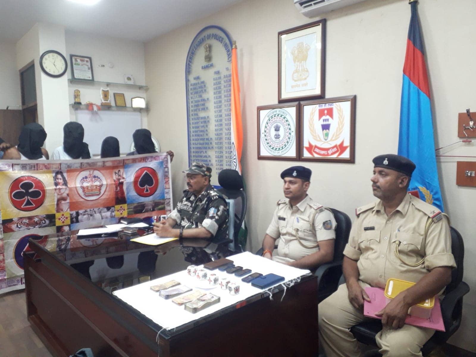 राजधानी रांची में हब्बा डब्बा के खेल में बिक रहा महिलाओं का जेवर, पुलिस ने पांच को किया गिरफ्तार