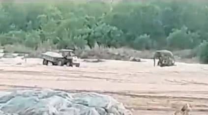 गिरिडीह : अब हाथी भी करने लगे बालू की रक्षा, अवैध बालू लदे ट्रैक्टर को हाथी ने पलटा