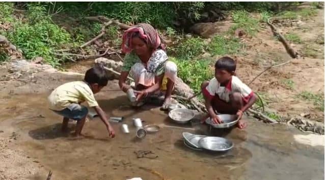 लोहरदगा के ग्रामिण चुंए का पानी पी कर बुझा रहे अपनी प्यास, देखिए यह रिपोर्ट  