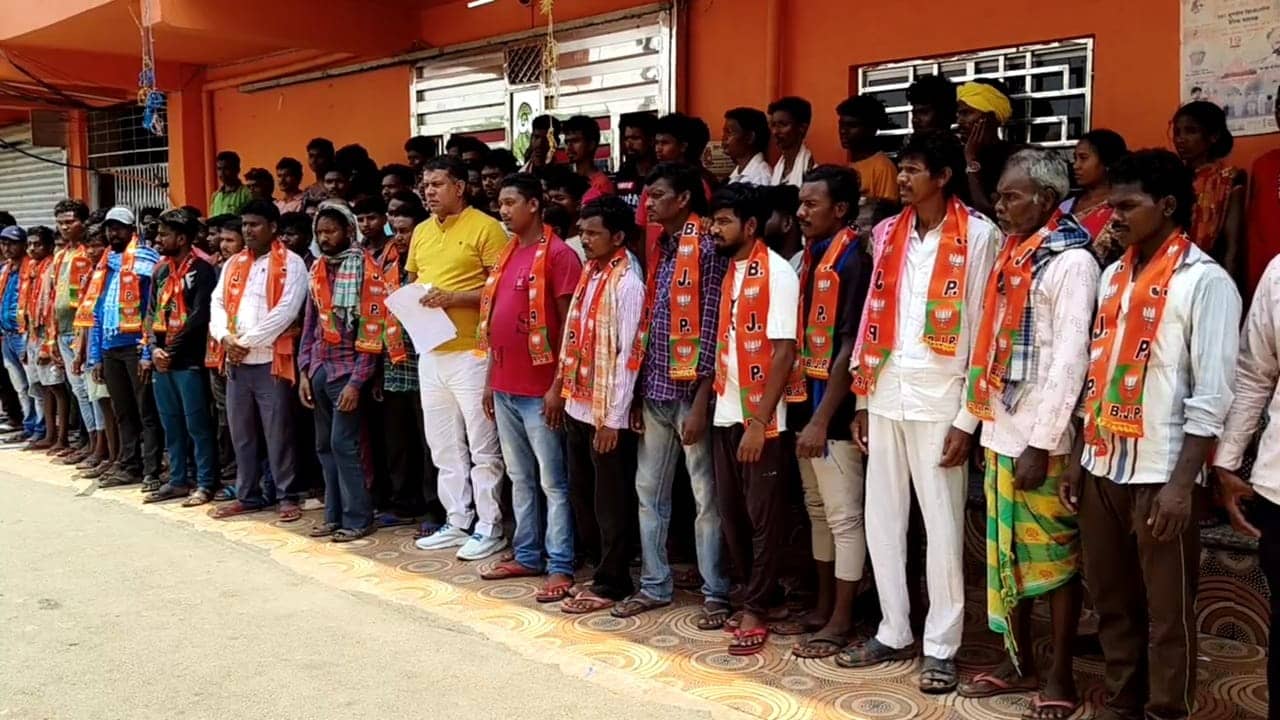 सारठ :जेएमएम के जनाधार में बीजेपी की सेंधमारी, सैकड़ो आदिवासी दलितों ने मोड़ा जेएमएम से मुंह, जानें 2024 में कैसी पलटेगी बाजी