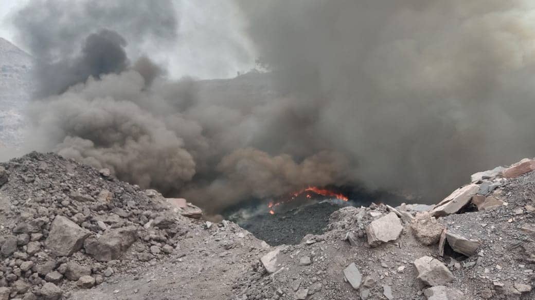 BCCL  के एरिया चार में भड़की आग हुई विकराल ,ग्रामीणों-अधिकारियों की अटकी सांसे 