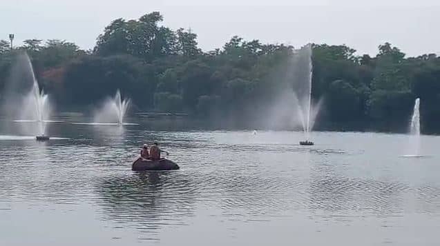जमशेदपुर : जयंती सरोवर में मछलियों को बचाने के लिए टाटा स्टील आया आगे, सरोवर के पानी में किया गया दवा का छिड़काव