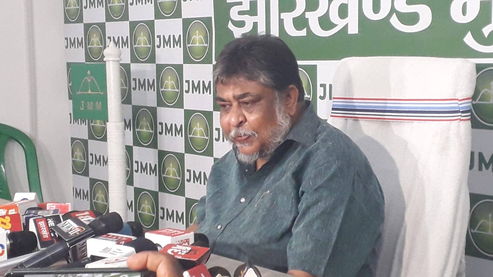 झामुमो का रघुवर को सलाह, एक बार हैंग ओवर उतारने के लिए कांके हॉस्पिटल घूम ले