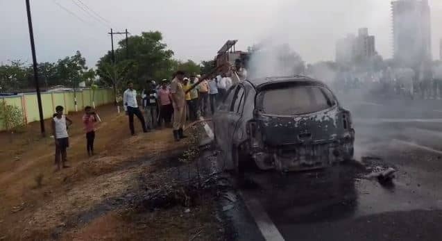 देवघर में बीच सड़क पर धू धू कर जली कार,  ड्राइवर ने बचाई अपनी जान