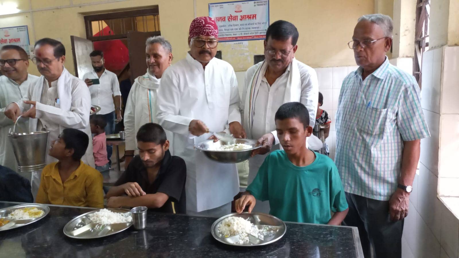 समाज को आईना दिखा रहे बोकारो के स्कूल में धनबाद के कोंग्रेसियो ने राहुल गाँधी के जन्म दिन पर काटा  केक