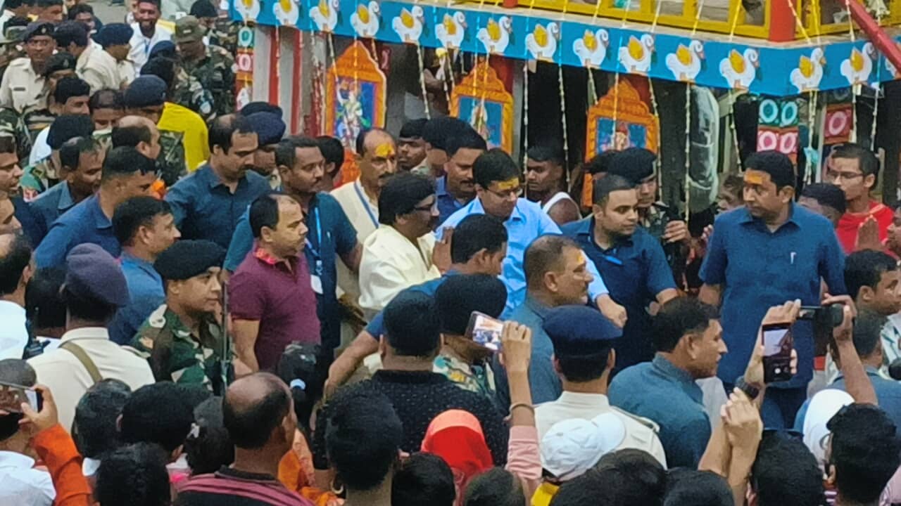 मौसीबाड़ी जाने के लिए रथ पर सवार हुए भगवान जगन्नाथ, मुख्यमंत्री व राज्यपाल हुए शामिल 