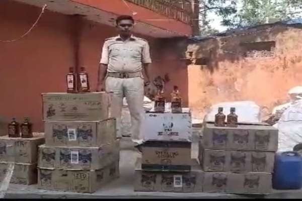 जमशेदपुर में आबकारी विभाग की बड़ी कार्रवाई, 12 पेटी विदेशी शराब जब्त