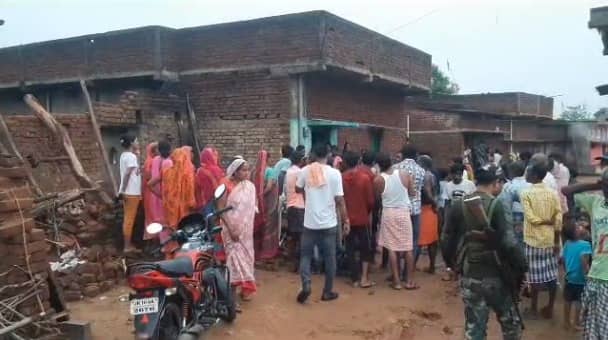 गिरिडीह :बारिश और तेज हवा में गिरा कच्चा मकान,  महिला की हुई मौत.