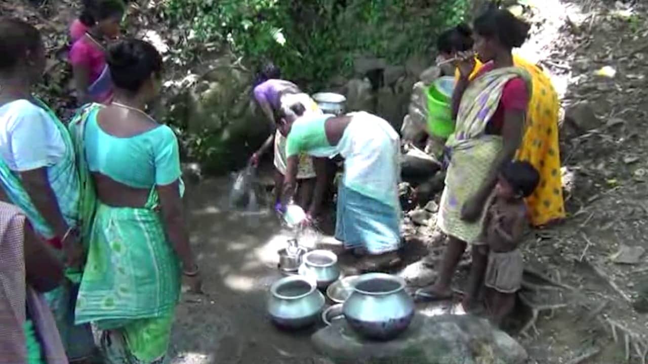 राज्य गठन  के 21 साल भी प्यास बुझाने के लिए प्राकृतिक जलस्त्रोत पर निर्भर  हैं संथाल के आदिवासी