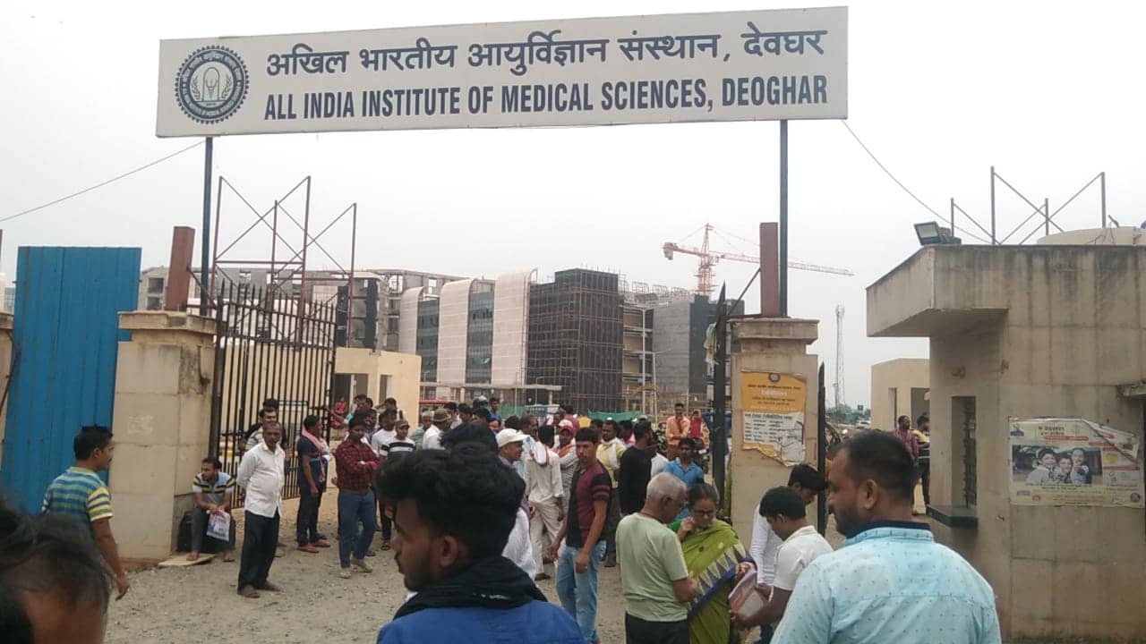 सुरक्षा गार्डों के हड़ताल पर जाने से एम्स में इलाज ठप्प, जानिए आखिर क्यों लगातार विवादों में है एम्स