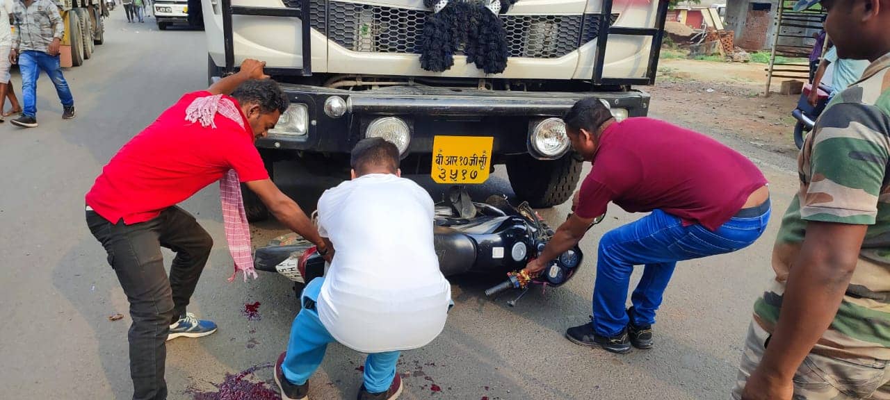 तेज रफ्तार हाइवा और बाइक में टक्कर, दो व्यक्ति गंभीर रूप से घायल 