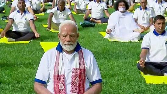 UN मुख्यालय में पीएम मोदी ने योगाभ्यास किया, जानिए कितने देश के लोग हुए शामिल,क्या बना रिकॉर्ड