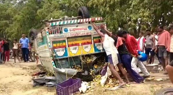 बेगूसराय में शराब से भरी ट्रक पलटी, लोगों में लूटने की मची होड़