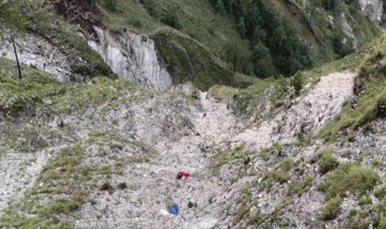 कोकिला देवी मंदिर के दर्शन करने जा रही गाड़ी खाई में गिरी, 9 लोगों की मौत, दो घायल