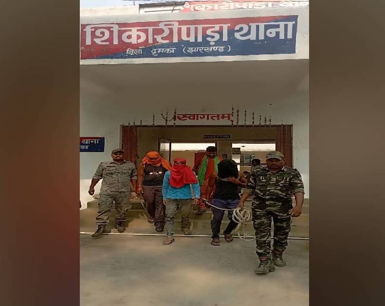 दुमका: बिना माइनिंग चालान के स्टोन चिप्स लदे तीन हाईवा को पुलिस ने किया जब्त, तीन गिरफ्तार