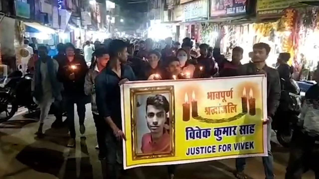 विवेक को न्याय दो के नारों से गुंजा शहर, कैंडल मार्च निकाल कर शहवासियो ने विवेक को दी श्रद्धांजलि