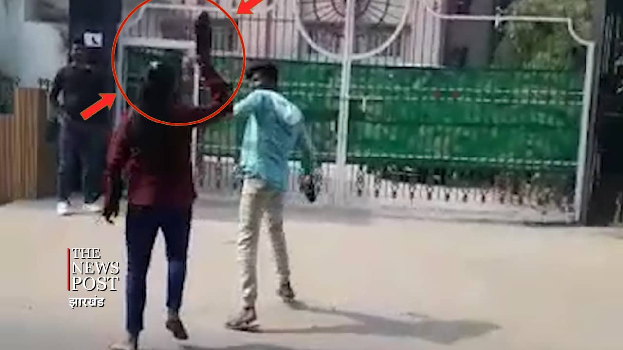 जब नागवार गुजरी मनचले की हरकत तो युवती ने सैंडल से कर दी धुनाई, वीडियो वायरल