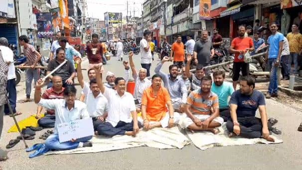 गिरिडीह : बिजली आपूर्ती से तंग आकर स्थानीय लोगों ने किया सड़क जाम, सरकार के खिलाफ जमकर की नारेबाजी  