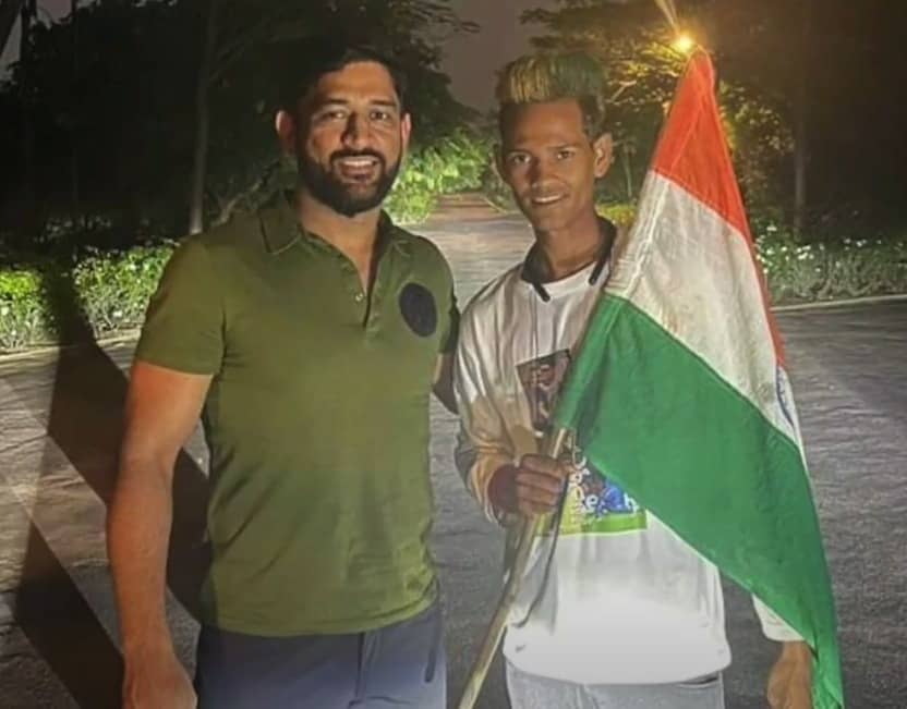 सैंकड़ो किलोमीटर दूर से आया क्रिकेट का दीवाना, दंडवत कर पहुंचा धोनी के घर