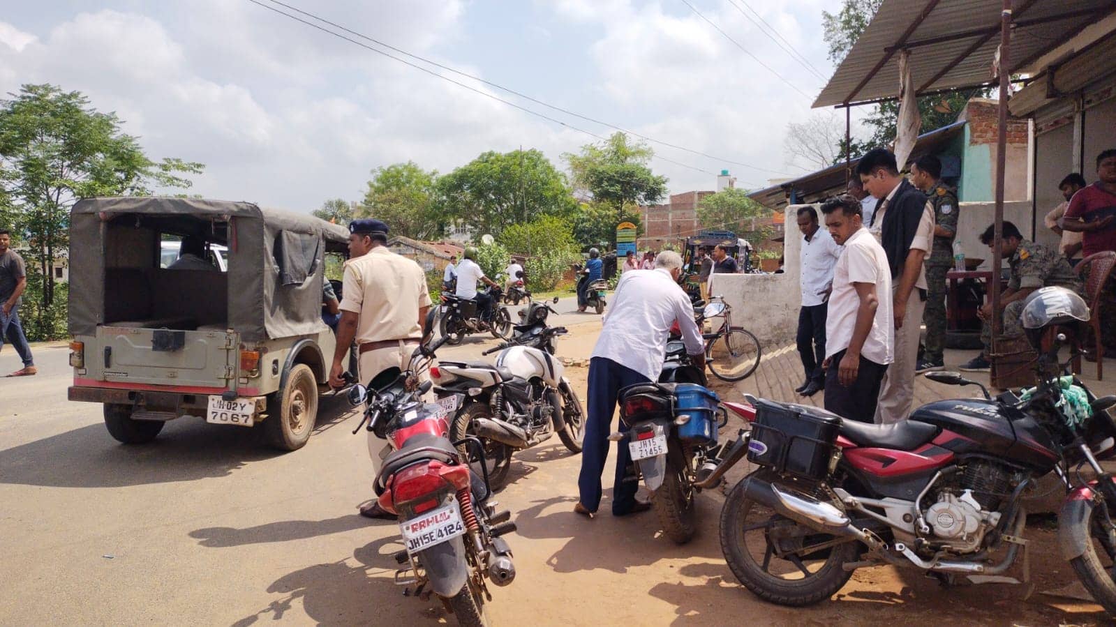 बालू माफियाओं ने पुलिस पर हमला कर छुड़ाया ट्रैक्टर,1 हिरासत में, 4 मोटरसाइकिल जब्त