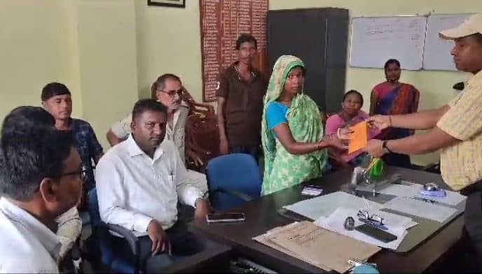 दुमका: मसानजोर डैम में डूबे पिता-पुत्र का भी शव बरामद, पीड़ित परिवार को दी गई सहायता राशि