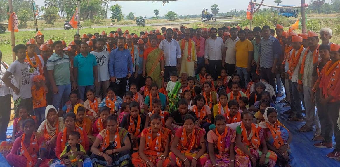 दुमका में भी तोड़ जोड़ की राजनीति शुरू, सैकड़ो लोगों ने झामुमो का दामन छोड़ भाजपा का थामा दामन 