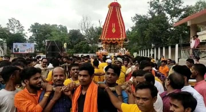 गिरिडीह चैंबर ऑफ कॉमर्स एंड इंडस्ट्रीज और इस्कॉन मंदिर के सहयोग से शहर में पहली बार निकली इलेक्ट्रिक रथ यात्रा, रथ को खींचने के लिए लगी भीड़