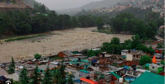 हिमाचल में आफत की बारिश, पूरे राज्य में तबाही का मंजर, सैकड़ों मुसाफिर फंसे