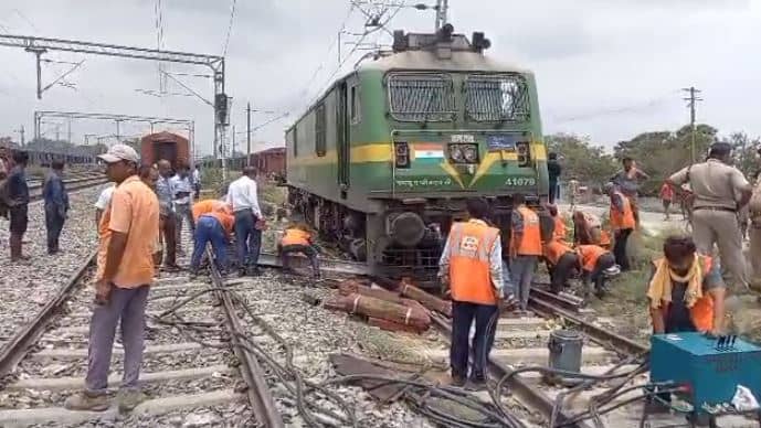 समस्तीपुर: कर्पूरीग्राम स्टेशन के पास बेपटरी हुई रेल इंजन, राहत और बचाव कार्य में जुटे रेल कर्मी 
