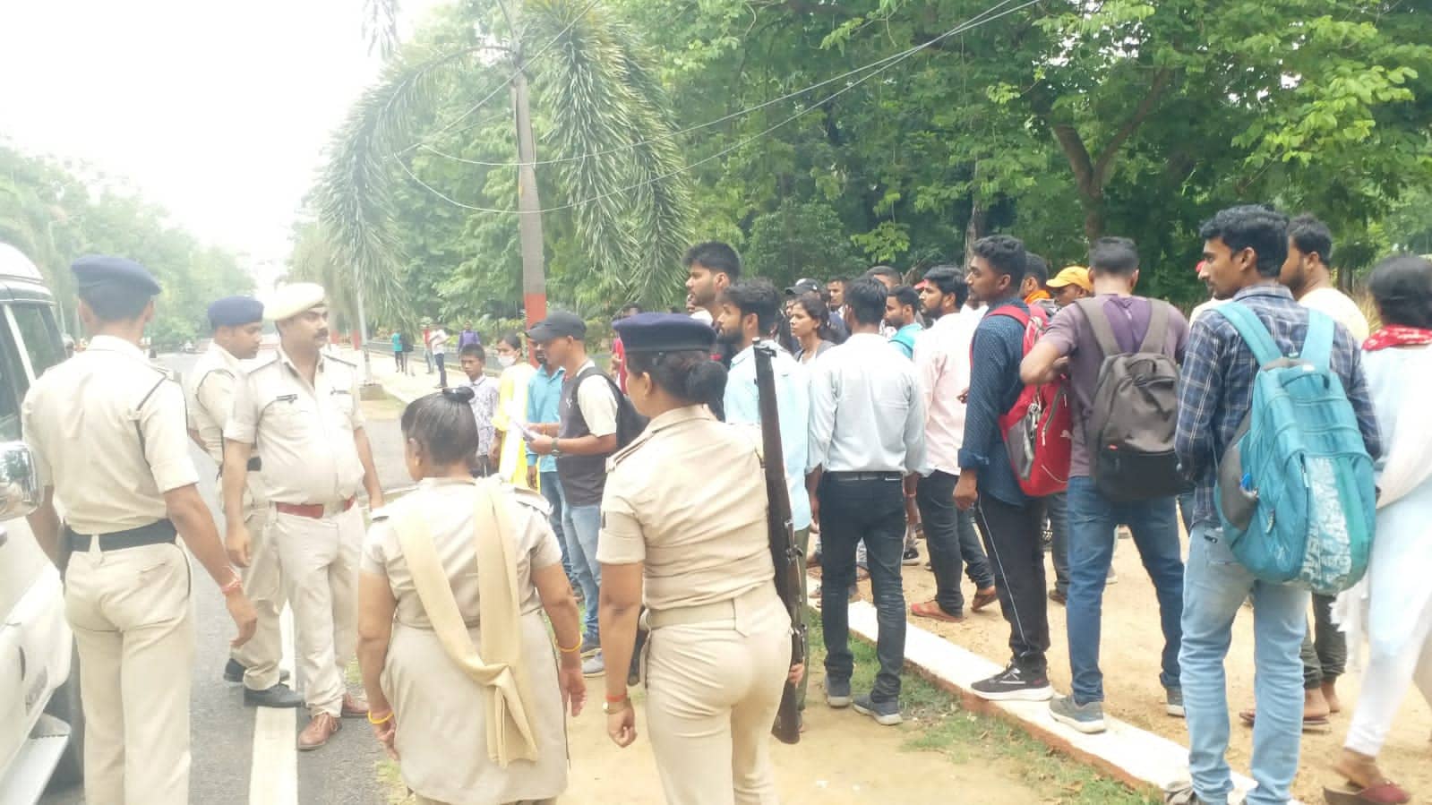 पटना: सीएम नीतीश की सुरक्षा में फिर हुई बड़ी चूक, बड़ी संख्या में सीएम हाउस पहुंचे अभ्यर्थी