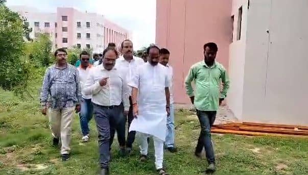 जमशेदपुर: रघुवर दास ने कई योजनाओं का किया निरीक्षण, स्थानीय लोगों को किसी भी योजनाओं का नहीं मिल रहा लाभ