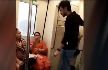 मेट्रो में कपल को अश्लील हरकत करते देख भड़की महिलाएं, लड़के ने शुरू कर दी लड़ाई, देखिए ये वाइरल वीडियो
