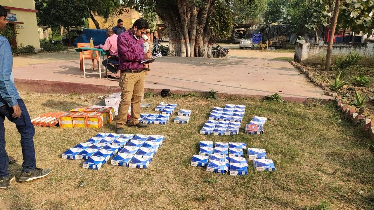 ब्रांडेड कंपनी के नाम पर बेच रहे थे नकली सामान, चार धराए