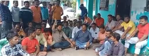 गिरिडीह: बिजली समस्या को लेकर कार्यालय का घेराव, ग्रामीणों ने कहा समाधान नहीं होने पर जारी रहेगा विरोध