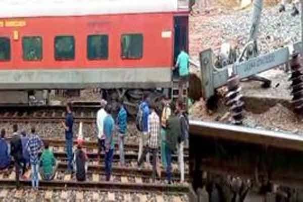 राजधानी एक्सप्रेस के इंजन का करेंट वायर टूट कर गिरा, एक घंटे तक खड़ी रही ट्रेन