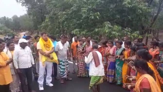 खुली चुनौती,जो कहते हैं झारखंड के राज्यपाल नेतागिरी करने के लिए क्षेत्र का दौड़ा कर रहे हैं वह अपने औकात में रहे, जानिए किस विधायक ने कही यह बात 