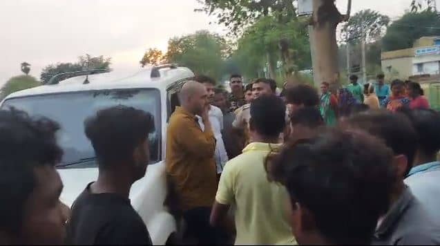 छापा मारने गई नामकुम पुलिस को ग्रामीणों ने डेढ़ घंटे तक बनाया बंधक, खूंटी पुलिस के समझाने के बाद ग्रामीणों ने किया मुक्त