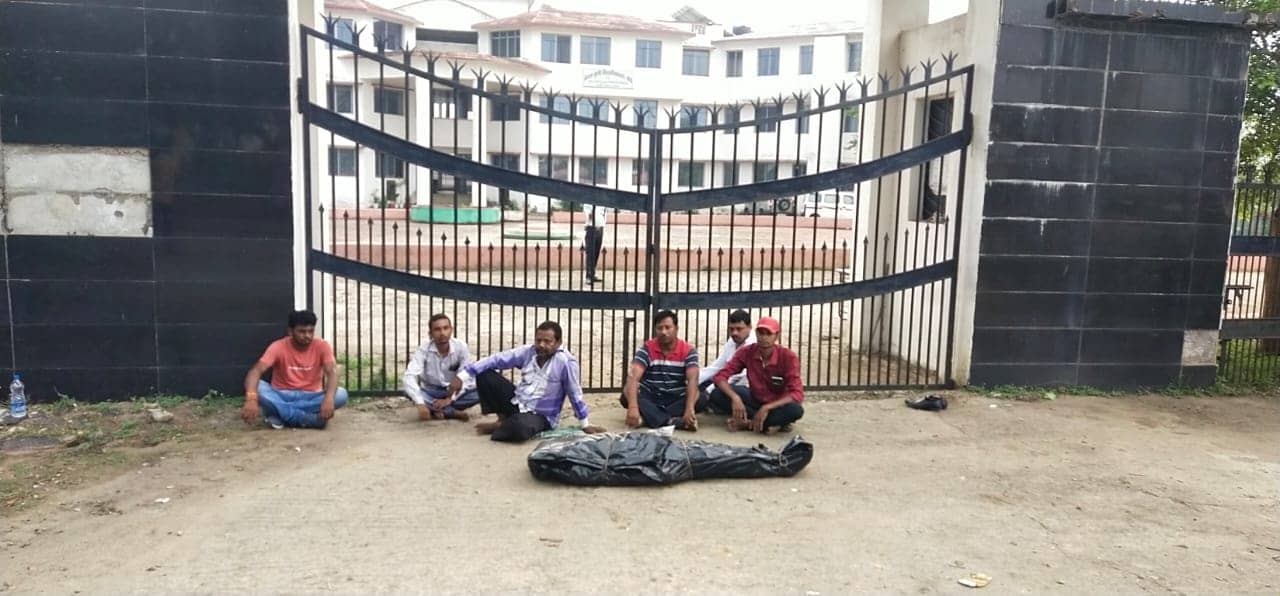 दुमका :फूलो झानो मुर्मू महाविद्यालय के प्रवेश द्वार पर शव के साथ बैठे सुमंत महतो के परिजन, मुआवजे और नौकरी की कर रहे मांग